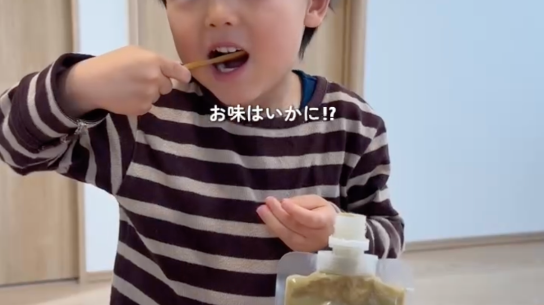 こどもがスプーンでコージローを味見する様子