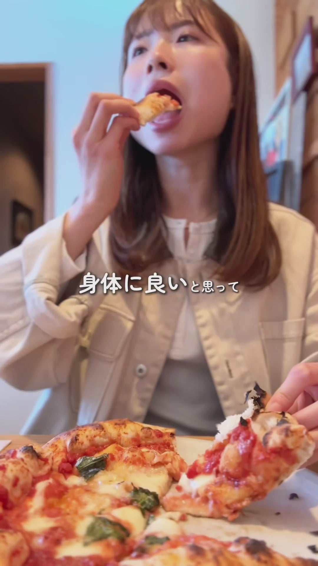 amiさんが食前にコージロー（糀シロップ）を飲む様子